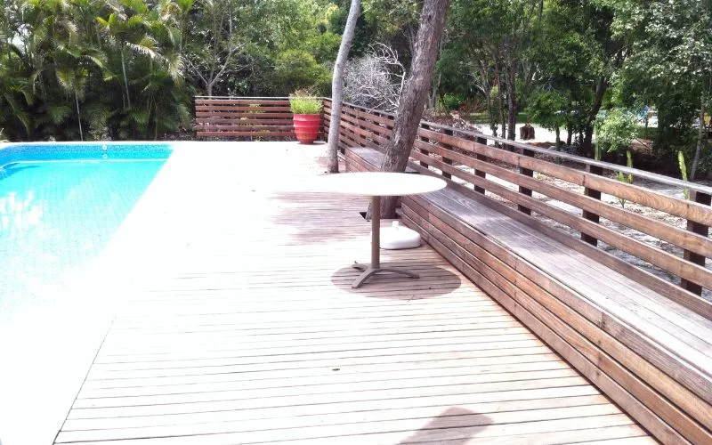 Piscina e deck de madeira ao ar livre.