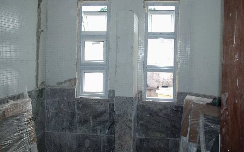 Renovação de casa de banho com janelas duplas.