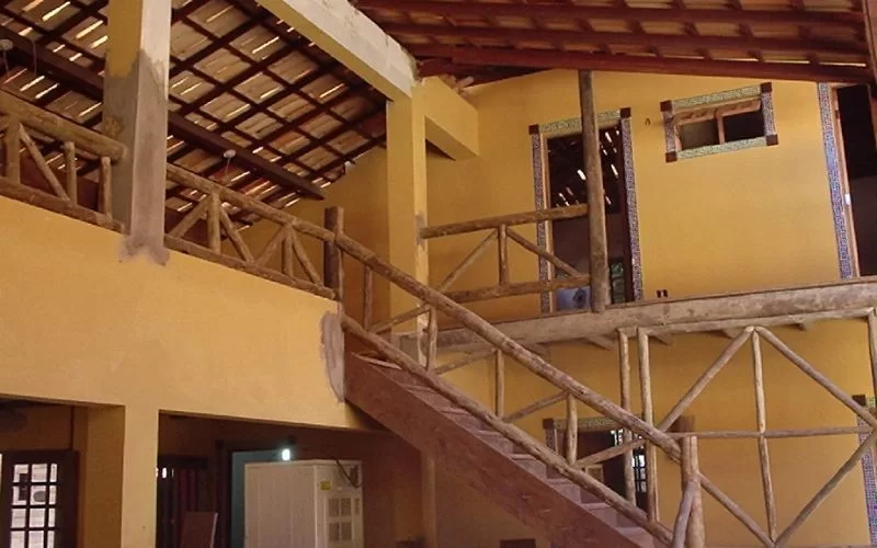 Escada de madeira rústica em ambiente interior espaçoso.