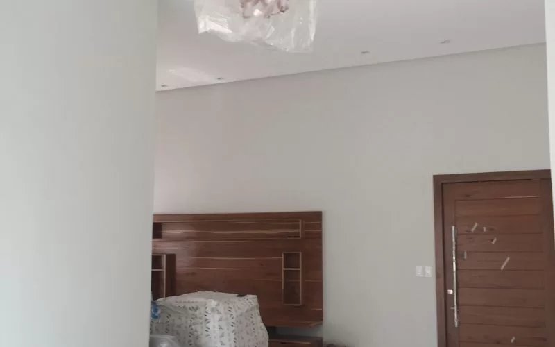 Quarto moderno com móveis de madeira e porta.