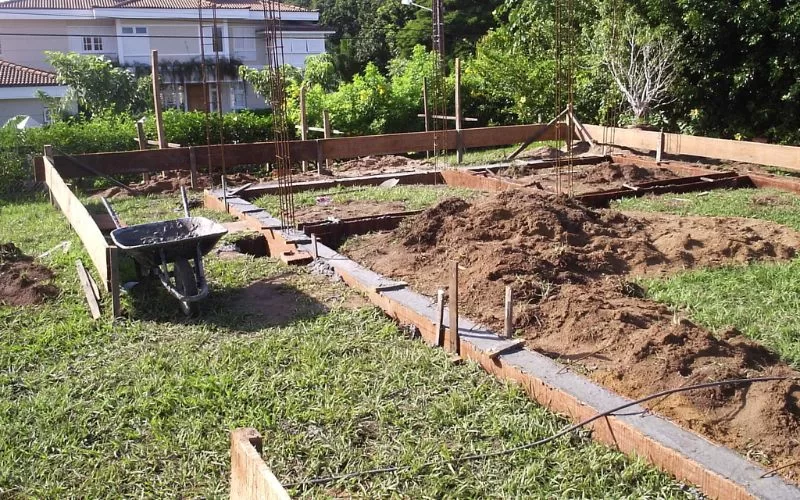 Terreno preparado para construção de fundações em obra.