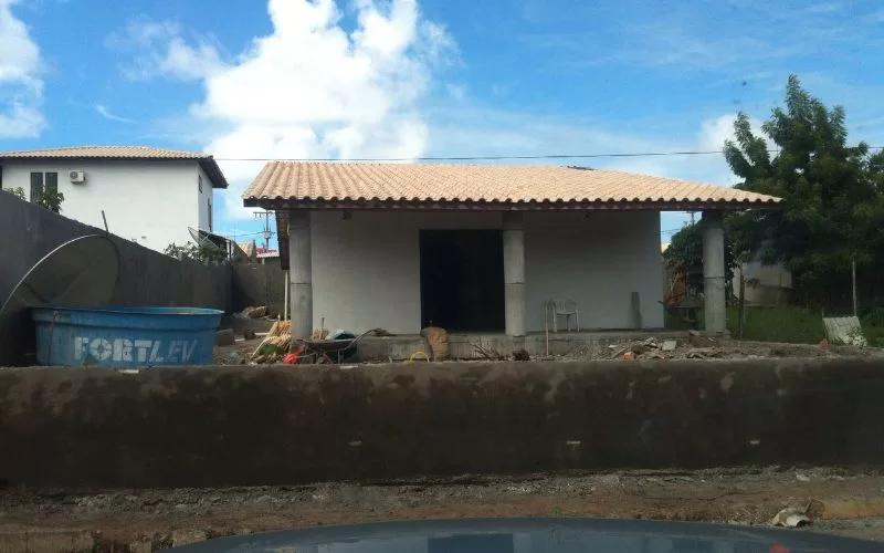 Casa em construção com tanque Fortlev azul.