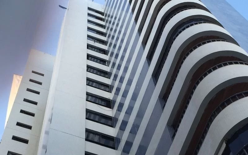 Edifício moderno com varandas onduladas em Lisboa.