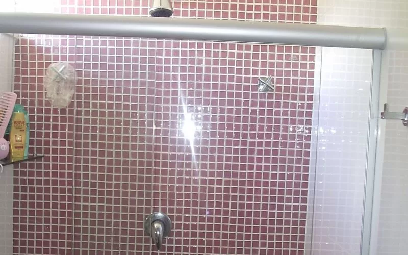 Casas de banho com mosaicos vermelhos e rosa.