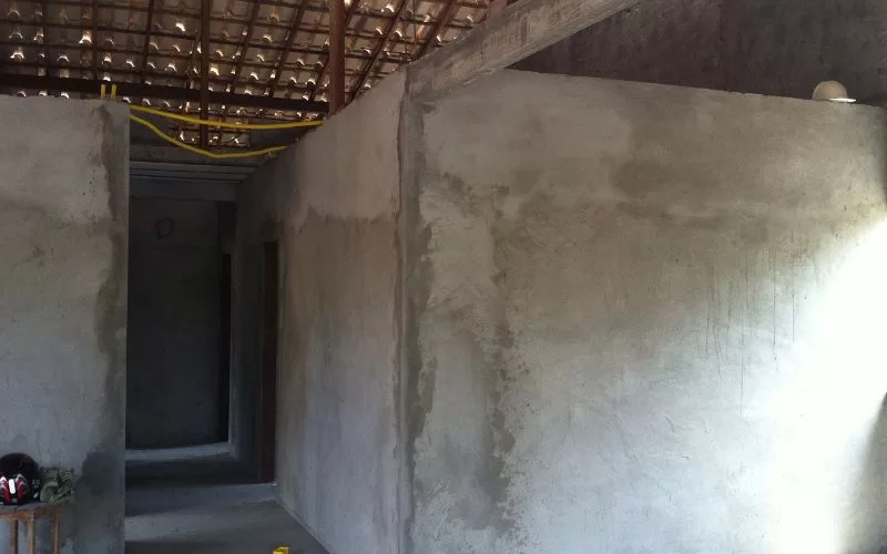 Parede interna de alvenaria em construção.