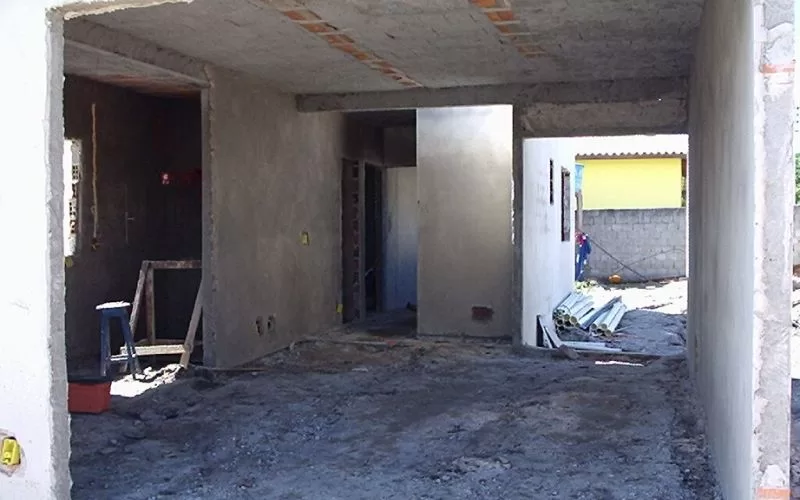 Construção de casa em fase inicial de obras