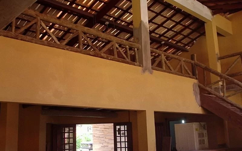 Interior com varanda de madeira e teto de telha.