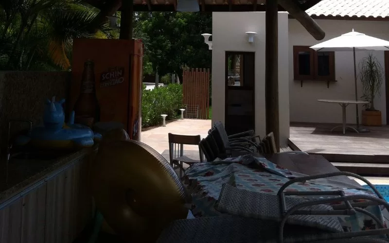 Espaço exterior com piscina e área de lazer.