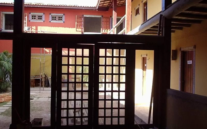 Edifício tradicional com varandas e pátio interno.