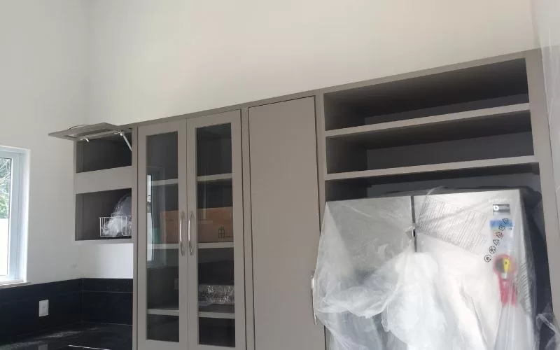 Armários de cozinha modernos em cozinha nova.