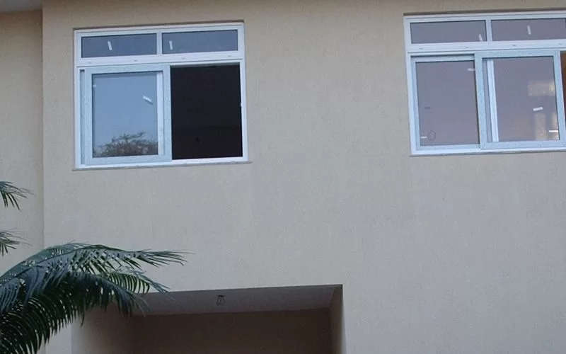 Fachada de prédio com janelas de vidro.