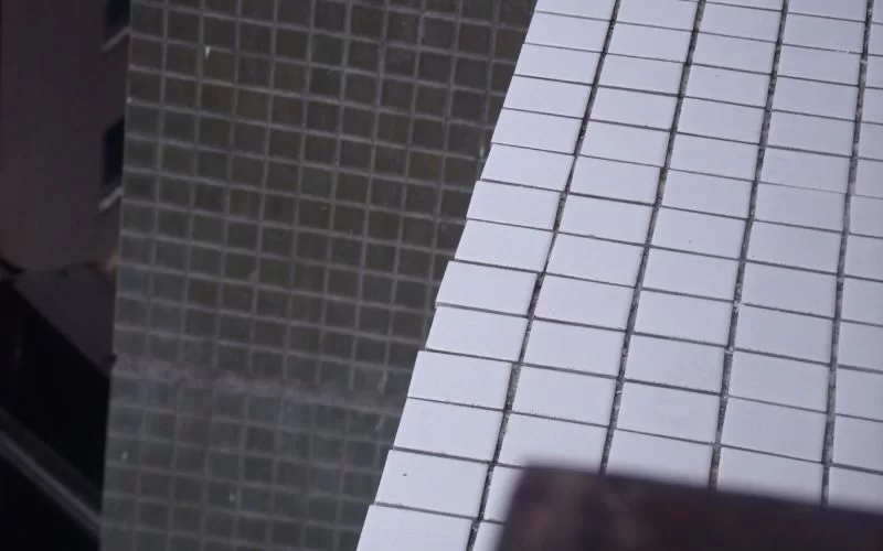 Superfície de azulejos brancos inclinados em edifício.