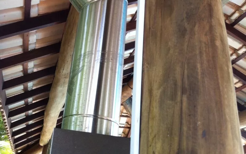 Chaminé de metal numa estrutura de madeira.