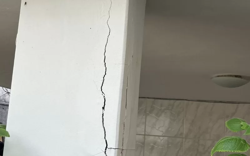 Coluna com rachadura em prédio.