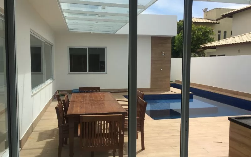 Pátio com mesa e piscina moderna