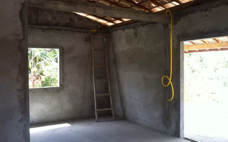 Interior de casa em construção com escada