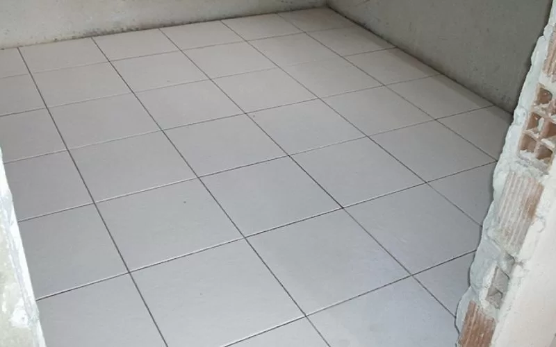 Chão de azulejos em sala vazia.