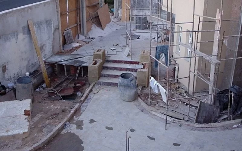 Renovação de escadas em construção urbana, Portugal.