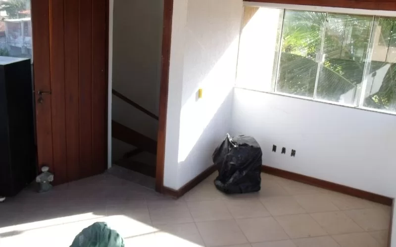 Entrada com escadas e janela iluminada por sol