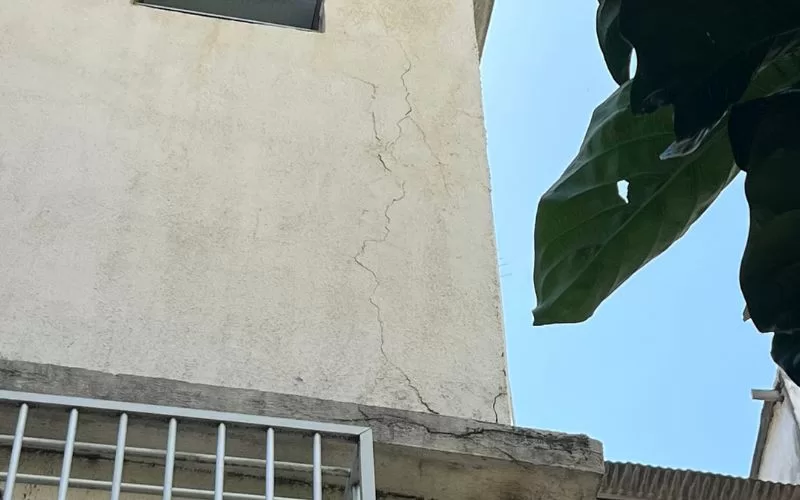 Rachadura na parede exterior de um prédio.