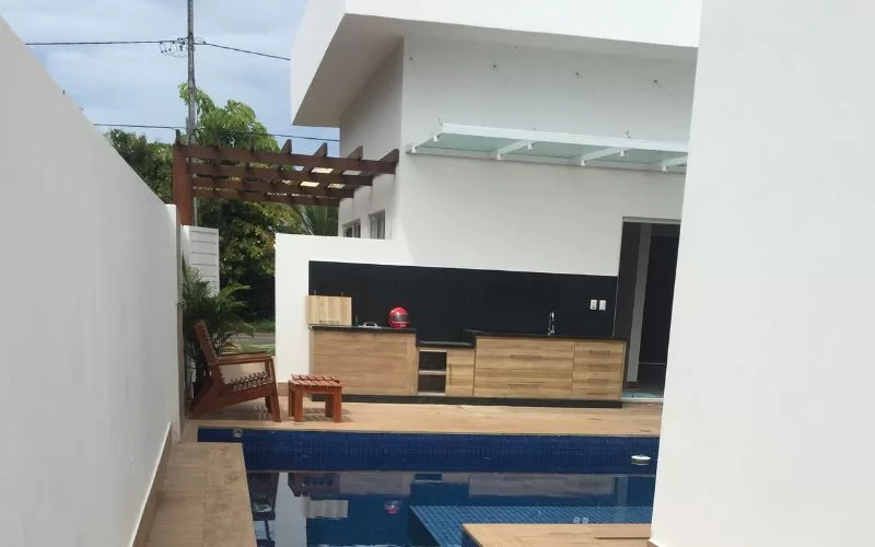 Piscina e área de lazer moderna ao ar livre.