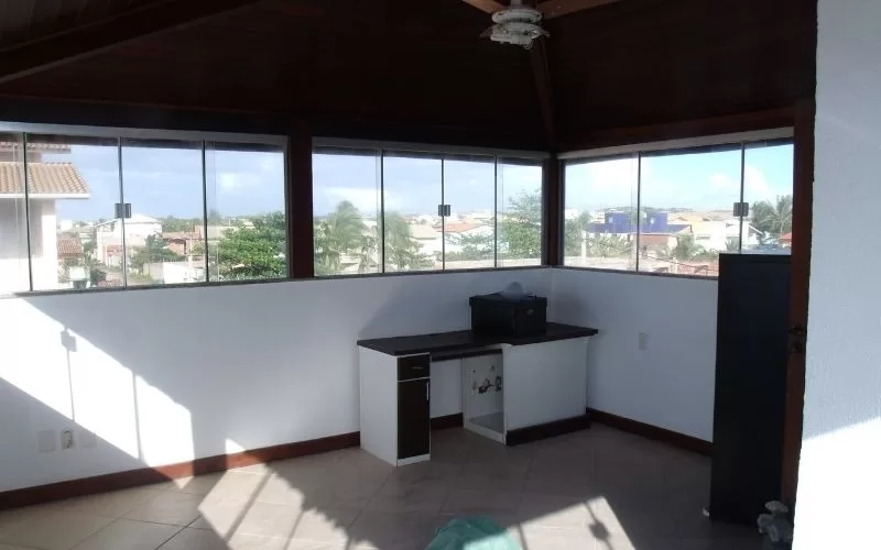 Varanda fechada com vista panorâmica.
