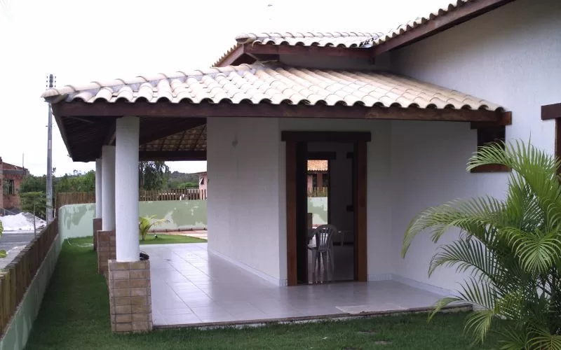 Casa com alpendre e jardim verde