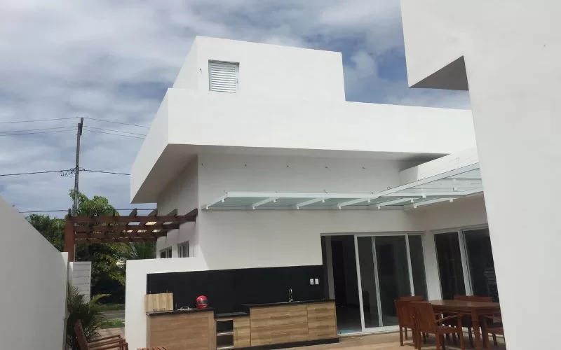 Casa moderna com área externa e mobiliário de madeira.