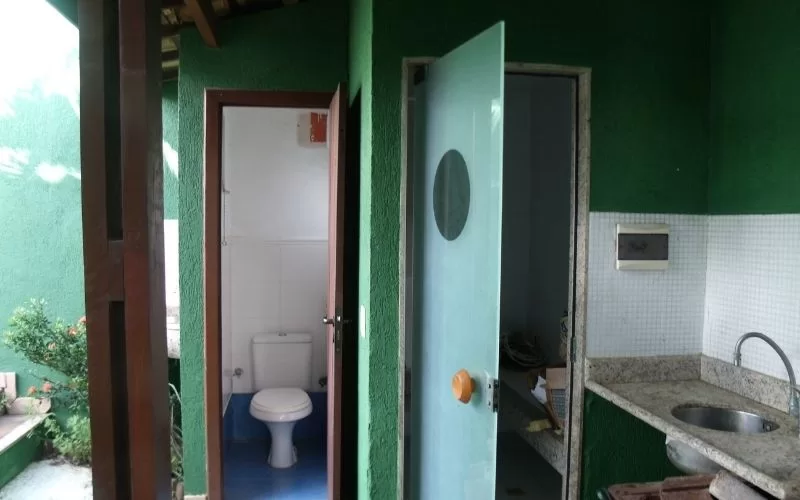 Casa de banho com paredes verdes