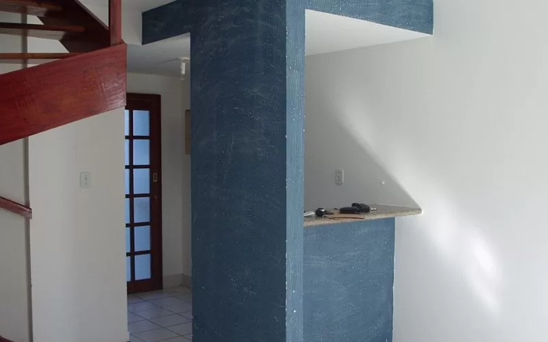 Interior moderno com escada e balcão azul