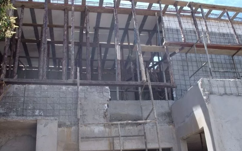 Construção de edifício em fase inicial.