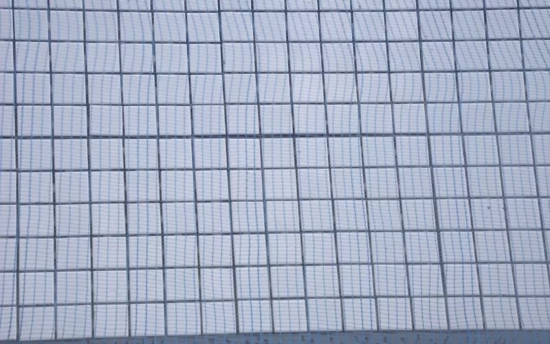 Grades de metal com fundo azul claro.