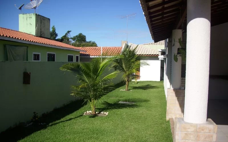 Jardim residencial com coqueiros e gramado verde