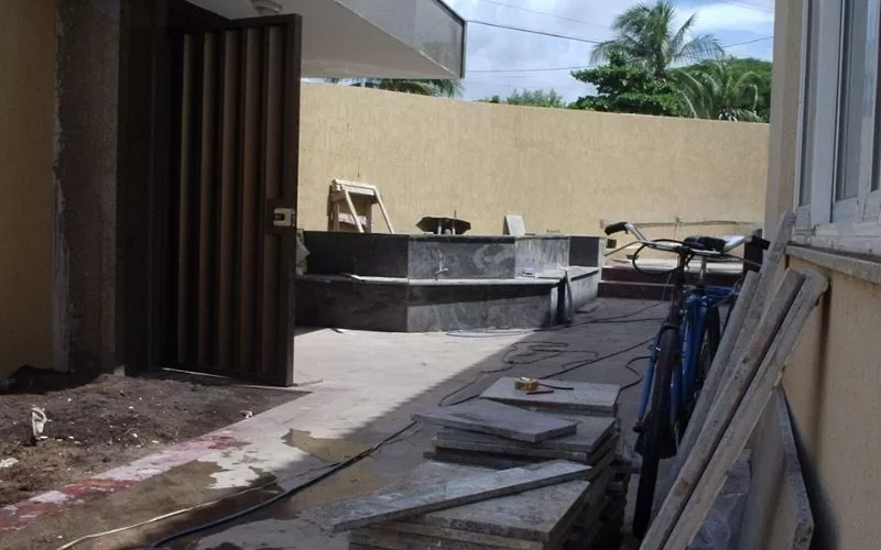 Pátio com materiais de construção e bicicleta