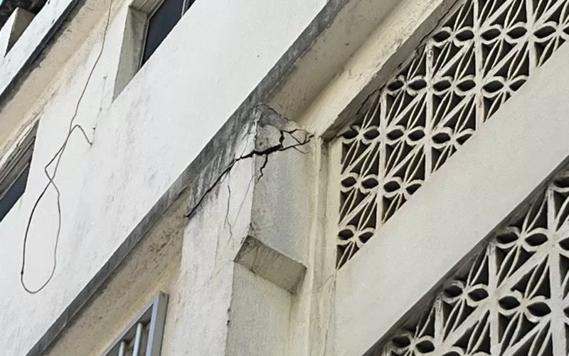 Fachada de edifício com fissura visível na parede.