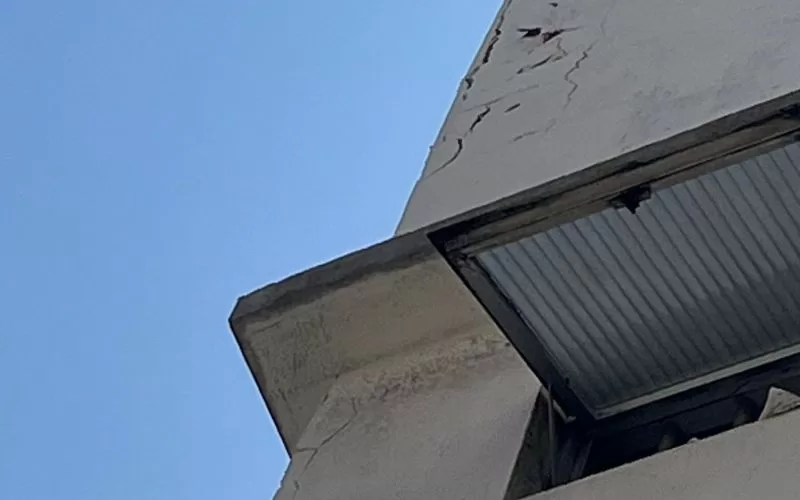 Canto do prédio com céu azul