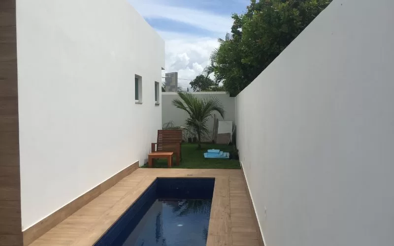 Piscina moderna em pátio de casa minimalista.