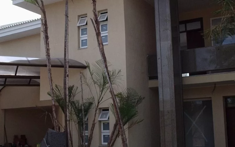 Fachada de casa moderna com varandas.