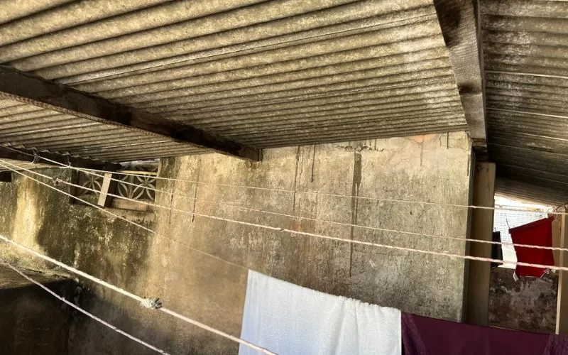 Linhas de secar roupa num pátio coberto