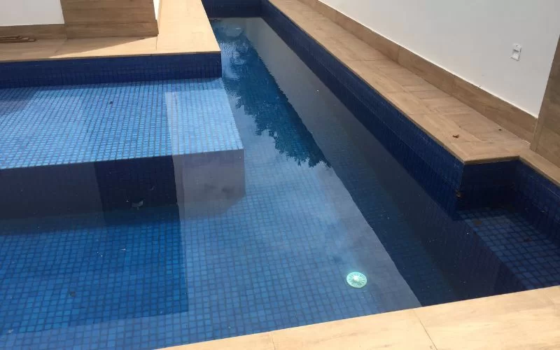 Piscina retangular com mosaico azul