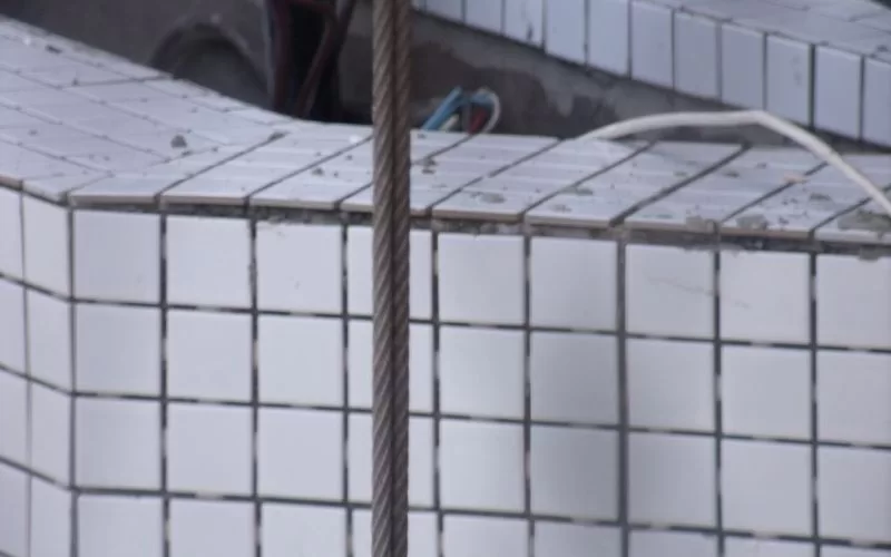 Estrutura de azulejos brancos em construção.