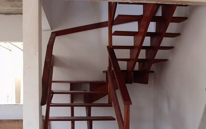 Escada de madeira interior em caracol.