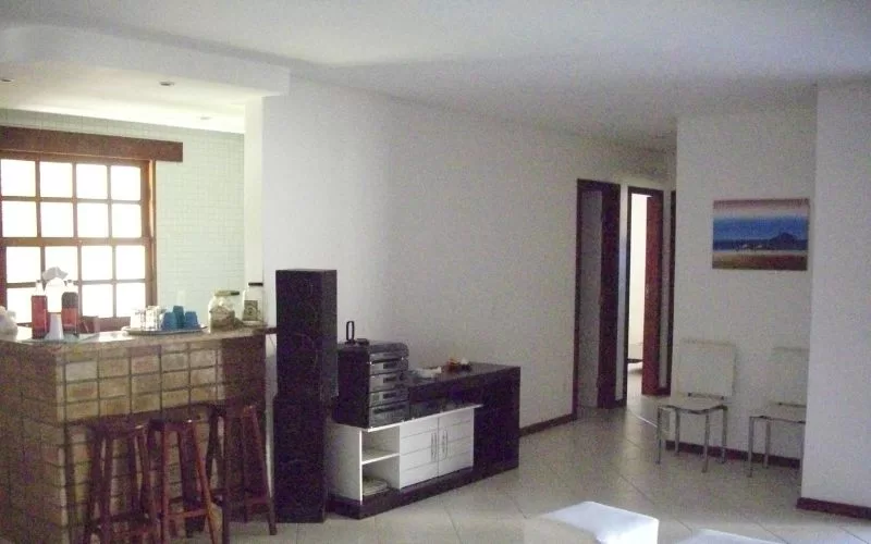 Sala de estar com balcão de café moderno.