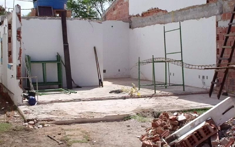 Reformas em andamento numa casa em demolição.