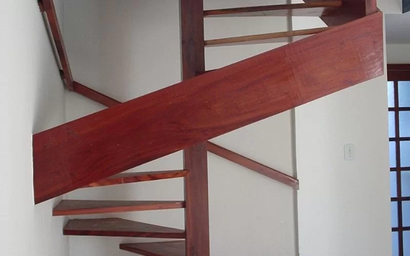Escada moderna de madeira em interior minimalista.