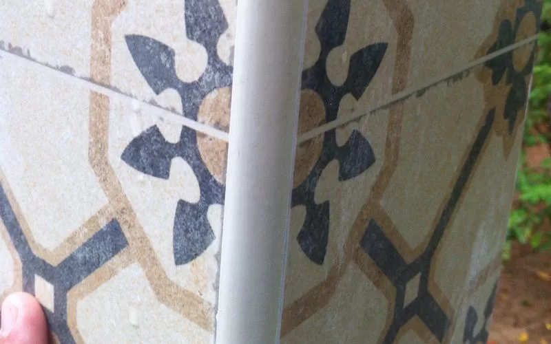 Detalhe de azulejos com padrão geométrico.