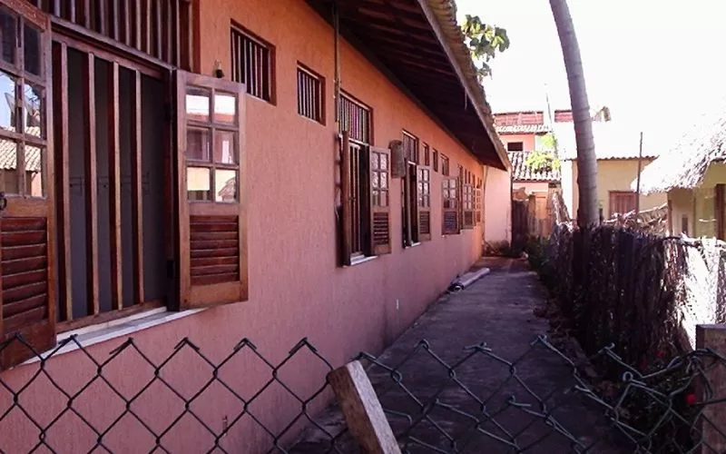 Corredor com janelas e vedação de arame