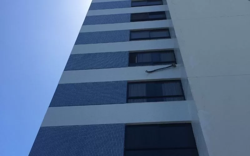 Fachada de prédio com azulejos azuis e brancos.