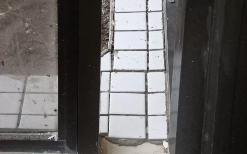 Prédio com forma curiosa ao lado da calçada