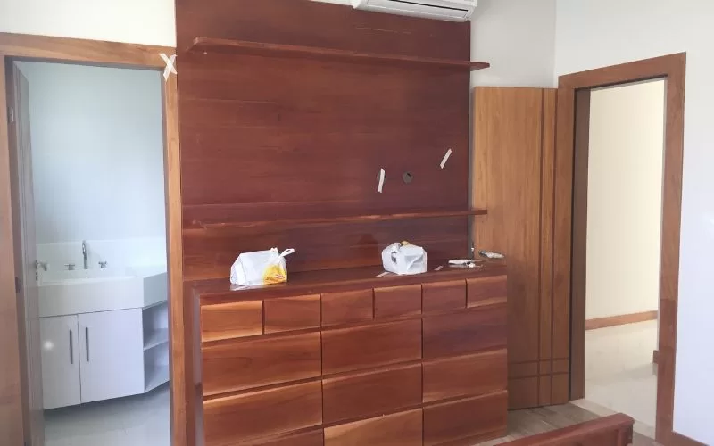 Quarto com armário de madeira e casa de banho